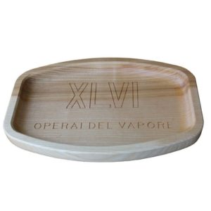 Tablett aus hellem Holz mit Gravur "XLVI Operai del Vapor"